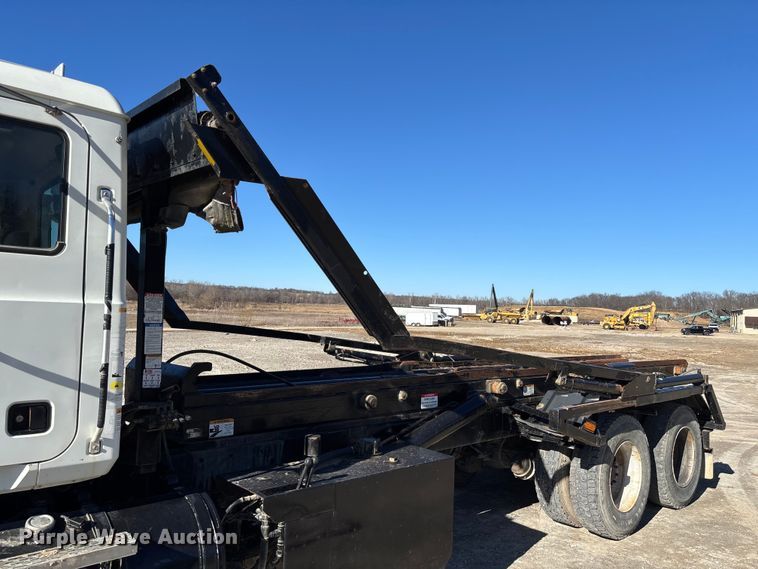 image for item FB3075 2007 Mack CV713 roll-off container truck