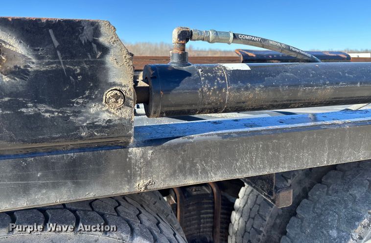 image for item FB3075 2007 Mack CV713 roll-off container truck