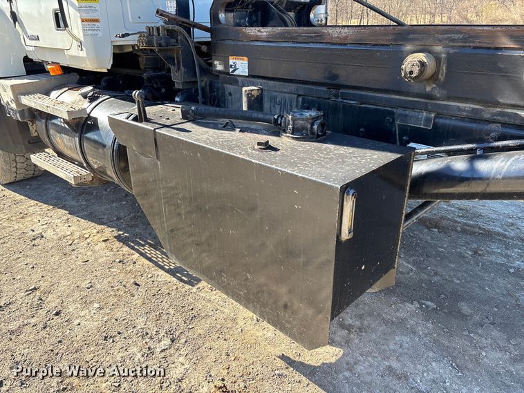 image for item FB3075 2007 Mack CV713 roll-off container truck