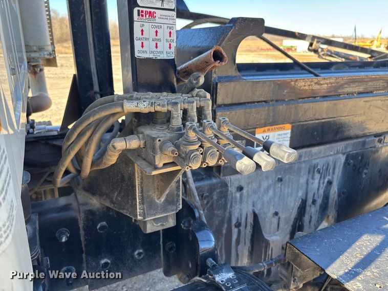 image for item FB3075 2007 Mack CV713 roll-off container truck