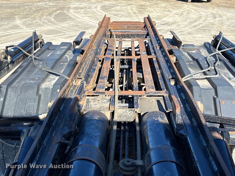 image for item FB3075 2007 Mack CV713 roll-off container truck