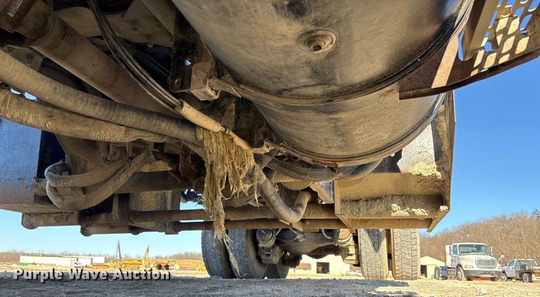 image for item FB3075 2007 Mack CV713 roll-off container truck