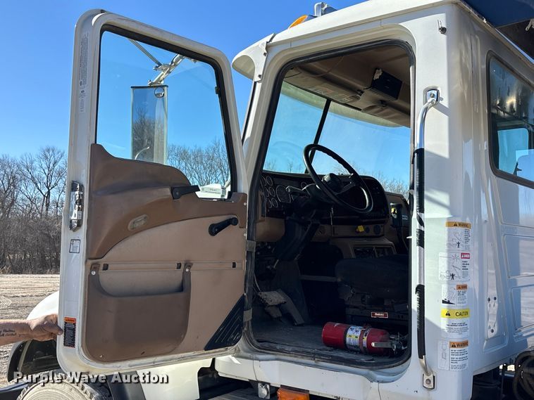 image for item FB3075 2007 Mack CV713 roll-off container truck