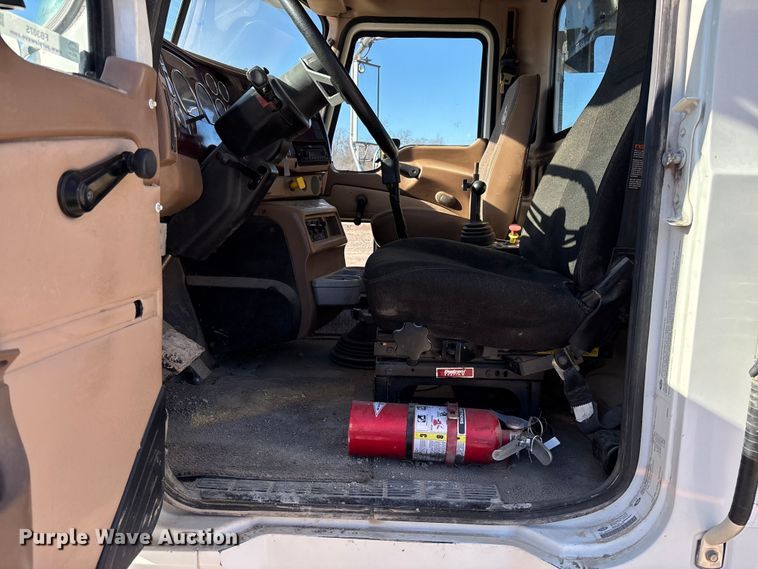 image for item FB3075 2007 Mack CV713 roll-off container truck