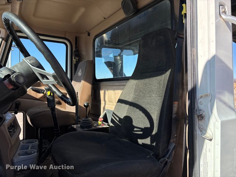 image for item FB3075 2007 Mack CV713 roll-off container truck