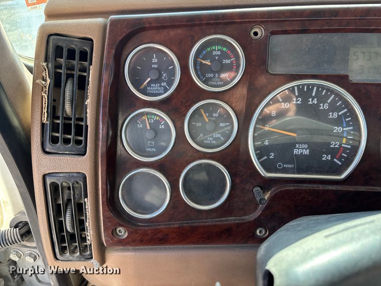 image for item FB3075 2007 Mack CV713 roll-off container truck