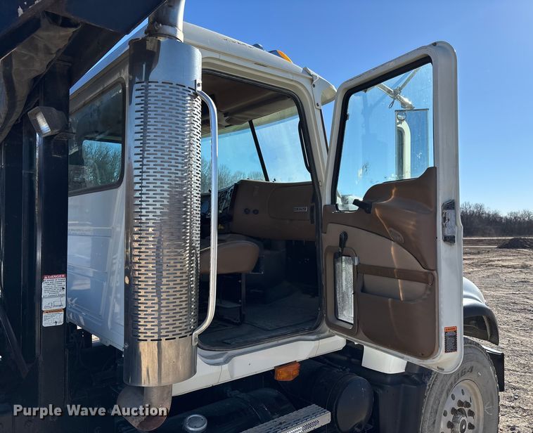 image for item FB3075 2007 Mack CV713 roll-off container truck