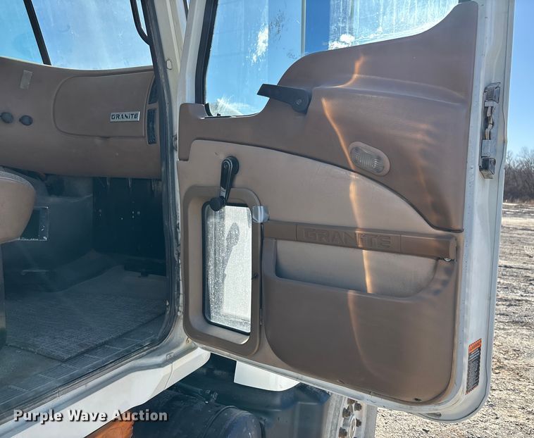 image for item FB3075 2007 Mack CV713 roll-off container truck