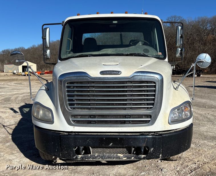 image for item FB3076 2007 Freightliner M2112 semi truck