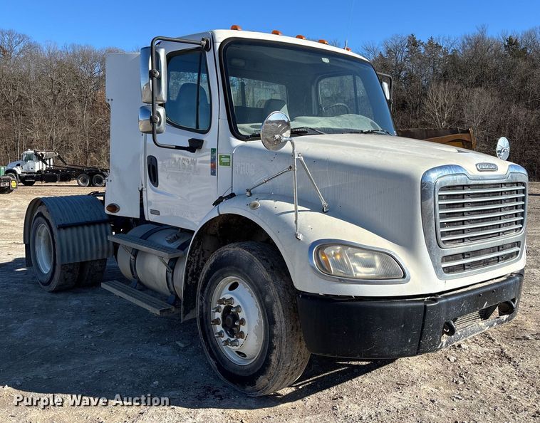 image for item FB3076 2007 Freightliner M2112 semi truck