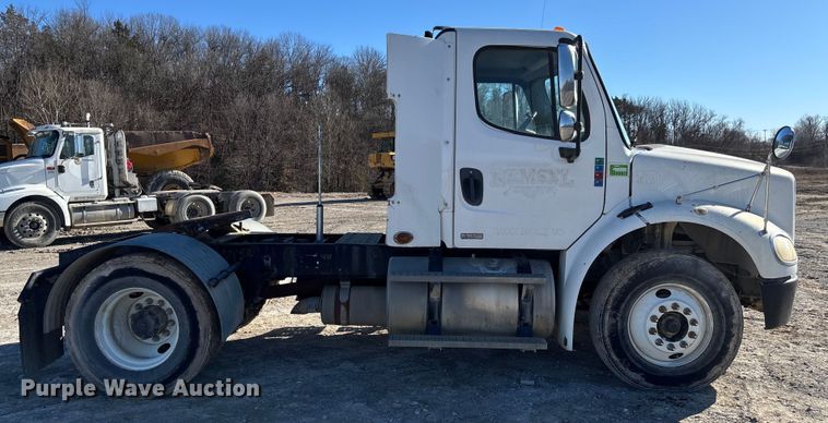 image for item FB3076 2007 Freightliner M2112 semi truck