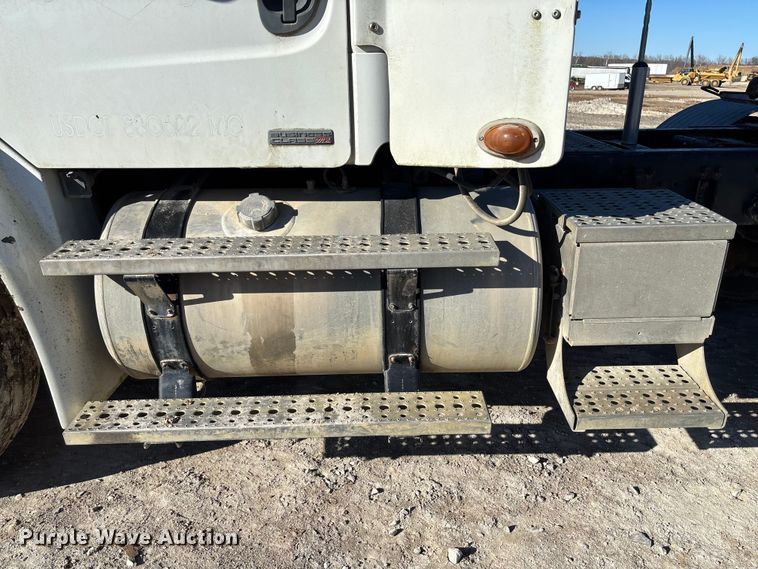 image for item FB3076 2007 Freightliner M2112 semi truck