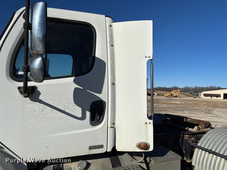 image for item FB3076 2007 Freightliner M2112 semi truck