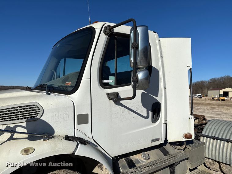 image for item FB3076 2007 Freightliner M2112 semi truck