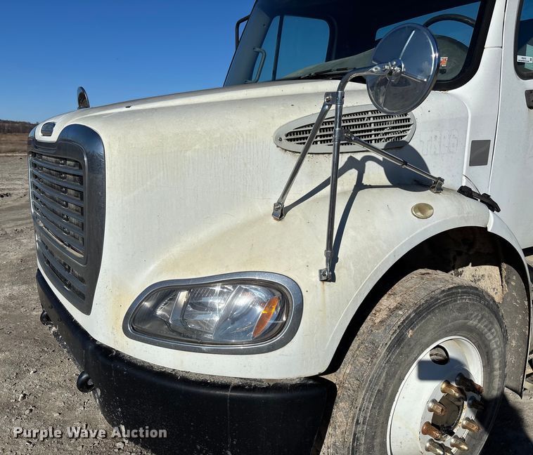 image for item FB3076 2007 Freightliner M2112 semi truck