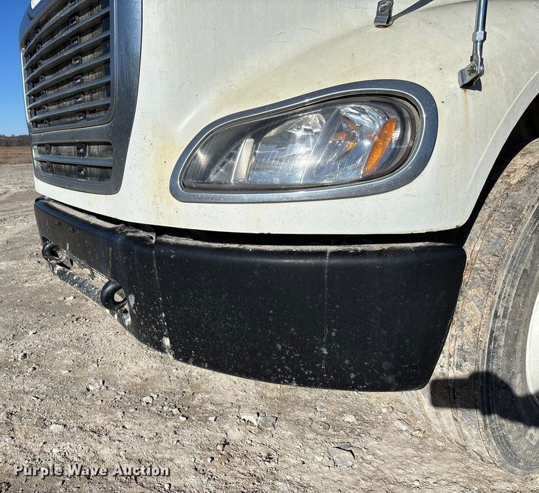 image for item FB3076 2007 Freightliner M2112 semi truck