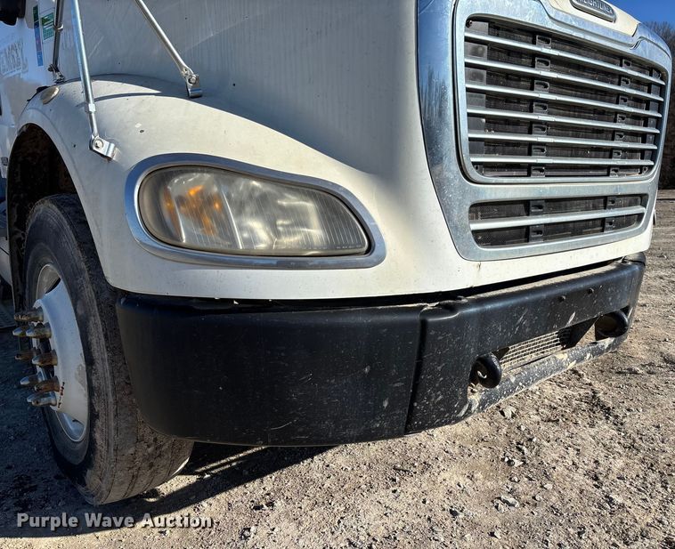 image for item FB3076 2007 Freightliner M2112 semi truck