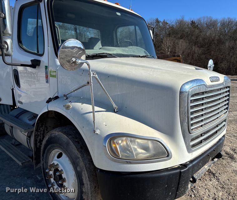 image for item FB3076 2007 Freightliner M2112 semi truck