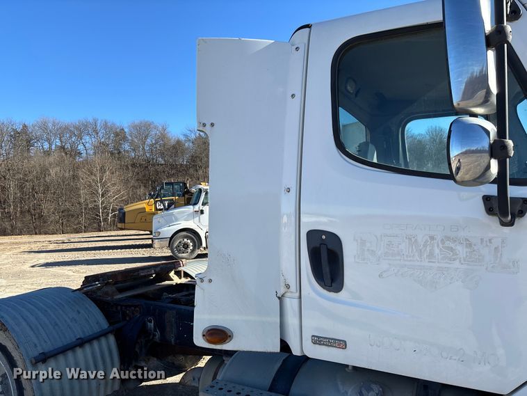 image for item FB3076 2007 Freightliner M2112 semi truck