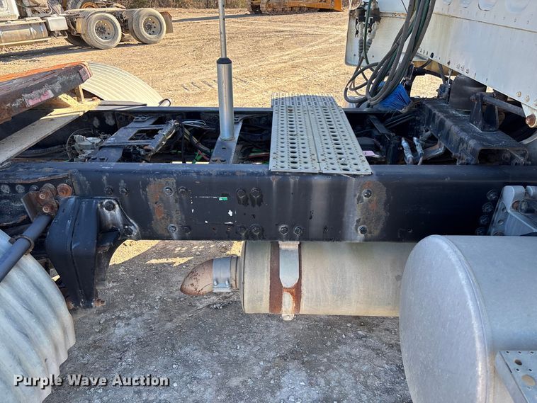 image for item FB3076 2007 Freightliner M2112 semi truck