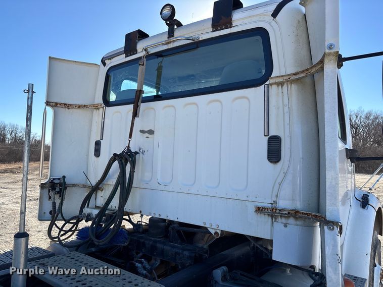 image for item FB3076 2007 Freightliner M2112 semi truck