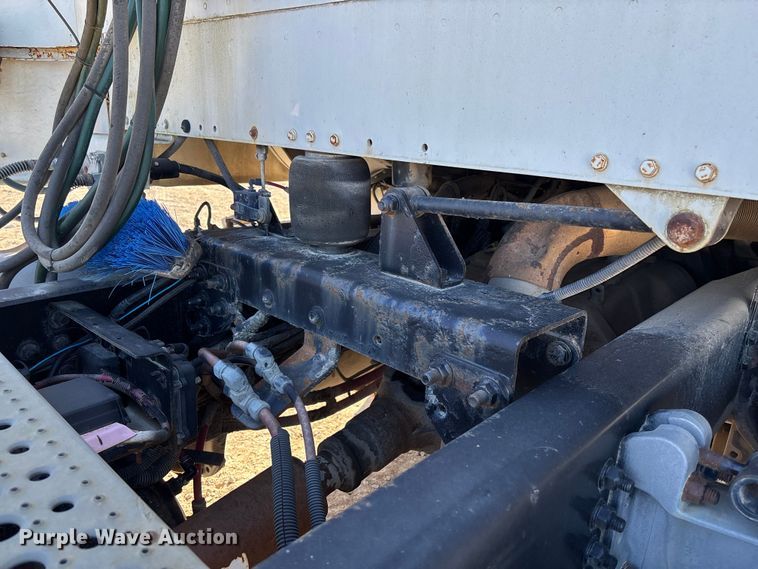 image for item FB3076 2007 Freightliner M2112 semi truck