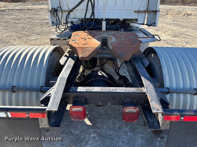 image for item FB3076 2007 Freightliner M2112 semi truck