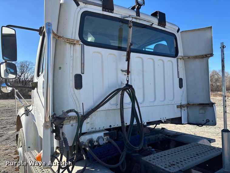 image for item FB3076 2007 Freightliner M2112 semi truck