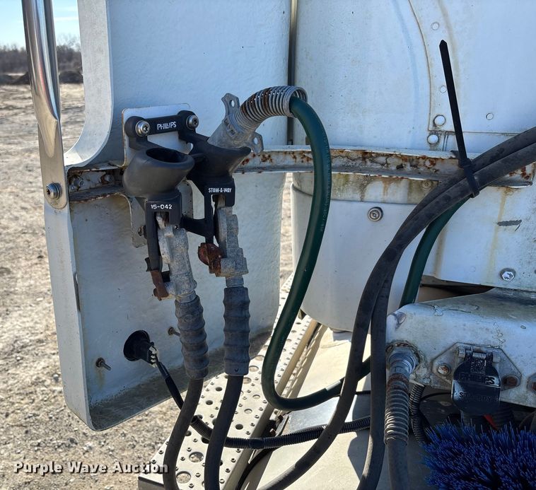 image for item FB3076 2007 Freightliner M2112 semi truck