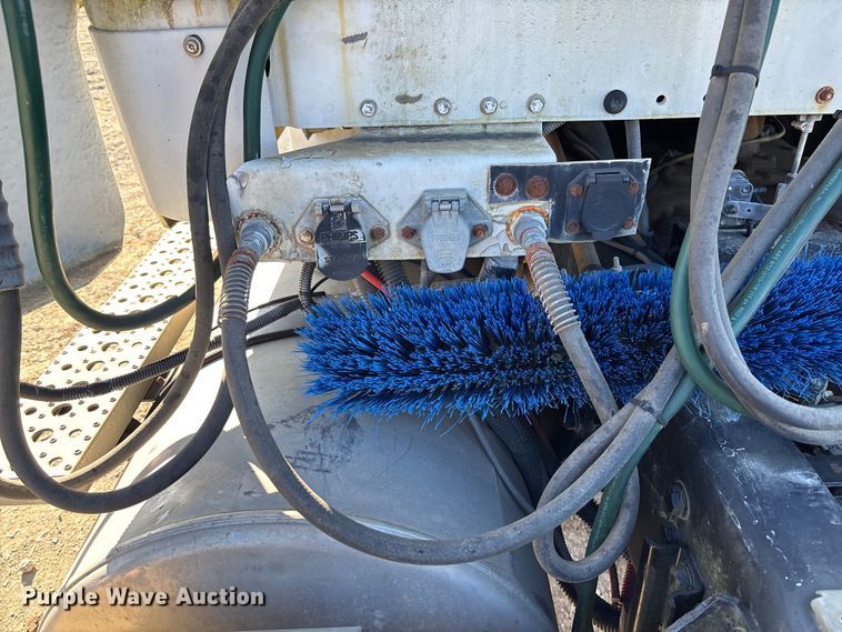 image for item FB3076 2007 Freightliner M2112 semi truck