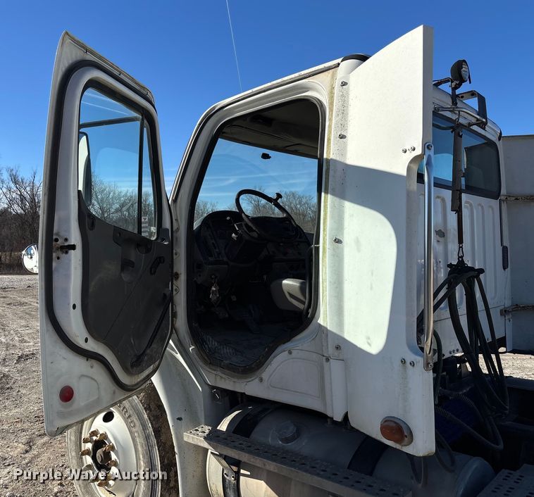 image for item FB3076 2007 Freightliner M2112 semi truck