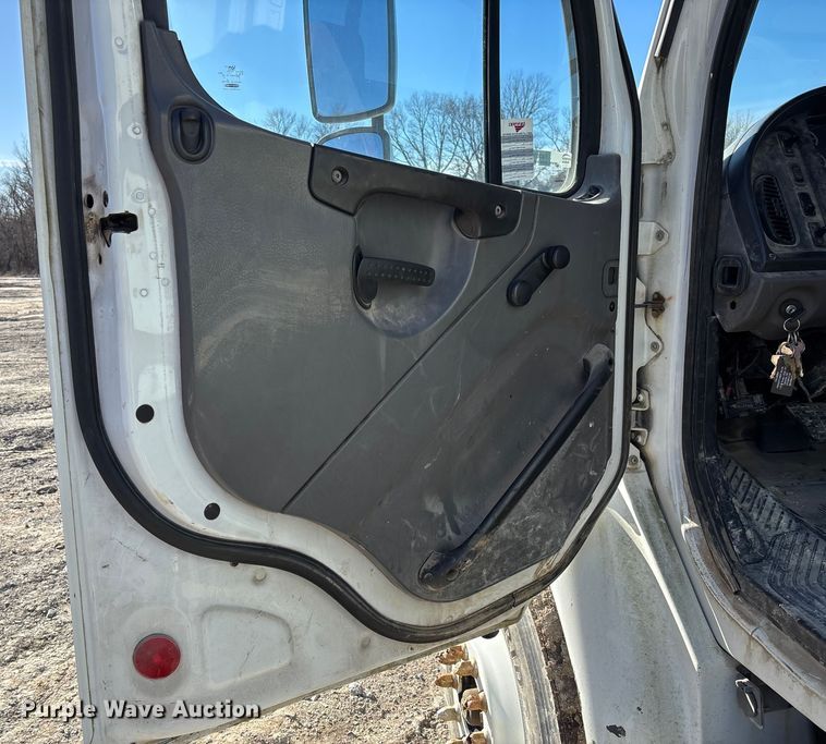 image for item FB3076 2007 Freightliner M2112 semi truck