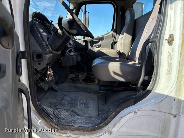 image for item FB3076 2007 Freightliner M2112 semi truck