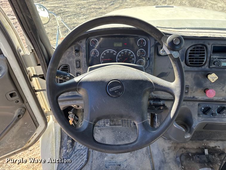image for item FB3076 2007 Freightliner M2112 semi truck