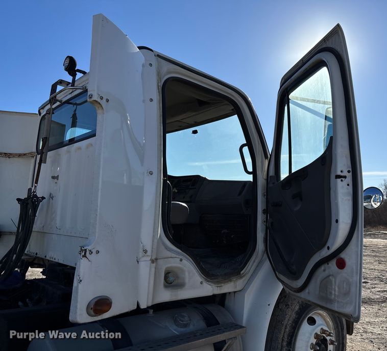 image for item FB3076 2007 Freightliner M2112 semi truck