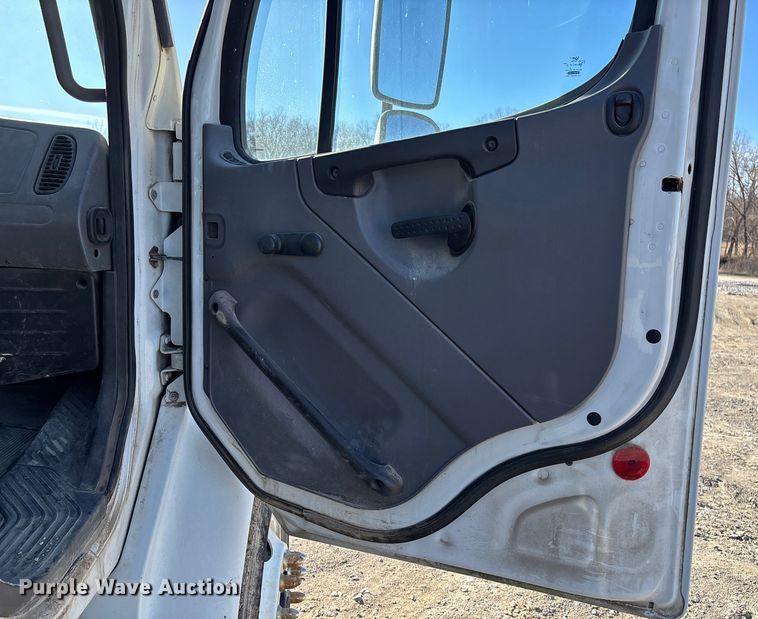 image for item FB3076 2007 Freightliner M2112 semi truck