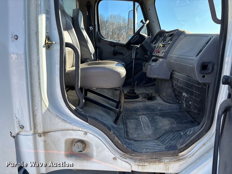 image for item FB3076 2007 Freightliner M2112 semi truck