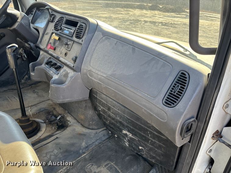 image for item FB3076 2007 Freightliner M2112 semi truck