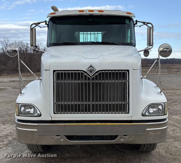 image for item FB3082 2005 International 9200i semi truck