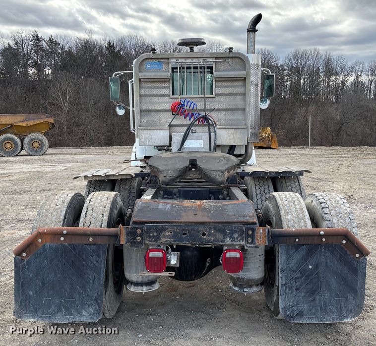 image for item FB3082 2005 International 9200i semi truck