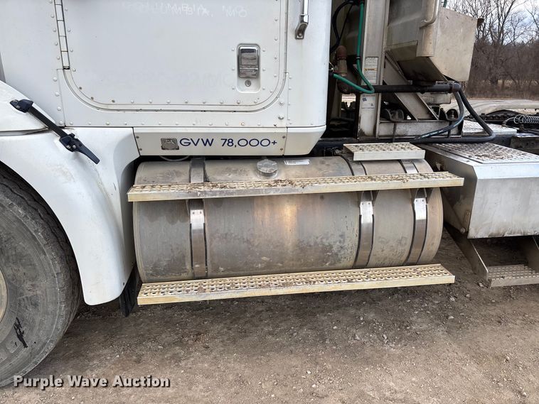 image for item FB3082 2005 International 9200i semi truck