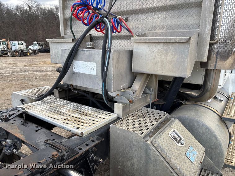 image for item FB3082 2005 International 9200i semi truck