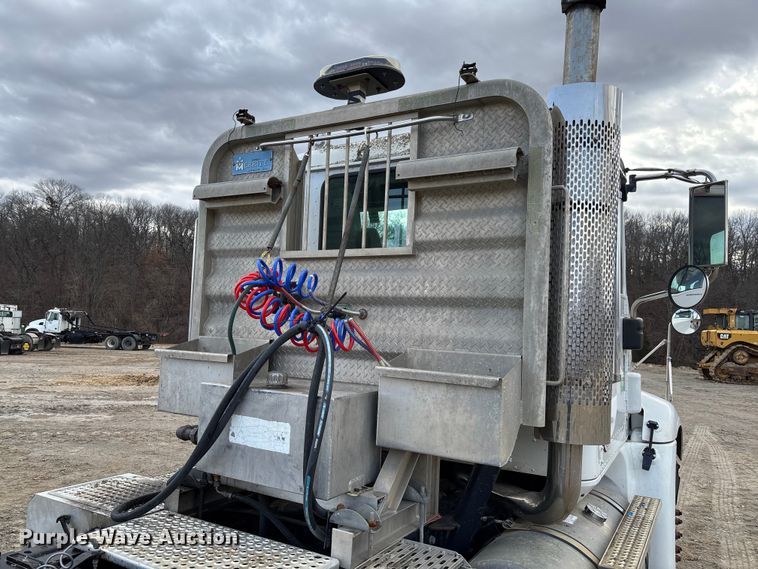 image for item FB3082 2005 International 9200i semi truck