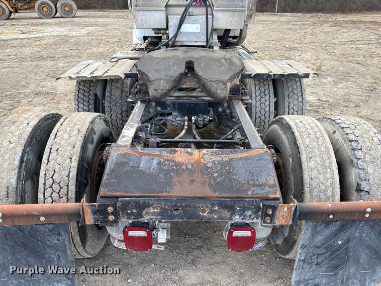 image for item FB3082 2005 International 9200i semi truck