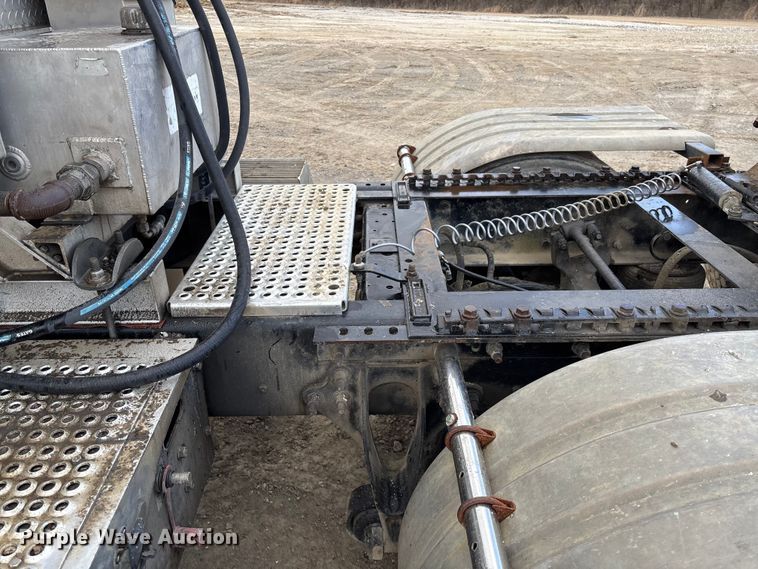 image for item FB3082 2005 International 9200i semi truck