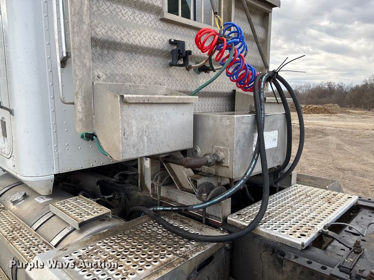 image for item FB3082 2005 International 9200i semi truck