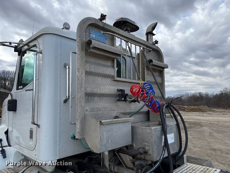 image for item FB3082 2005 International 9200i semi truck