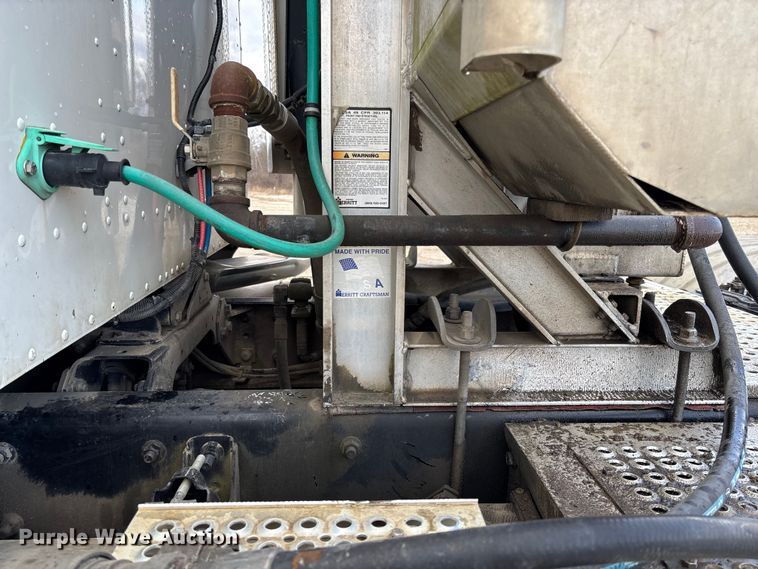 image for item FB3082 2005 International 9200i semi truck