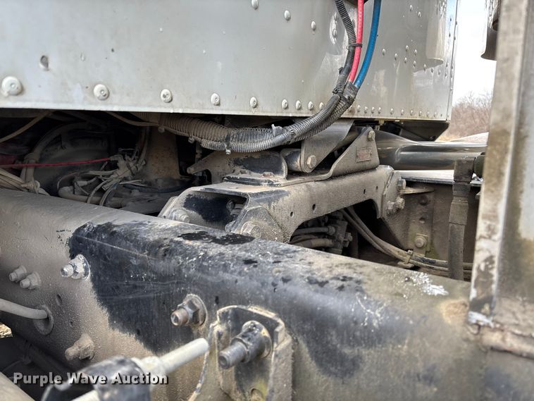 image for item FB3082 2005 International 9200i semi truck