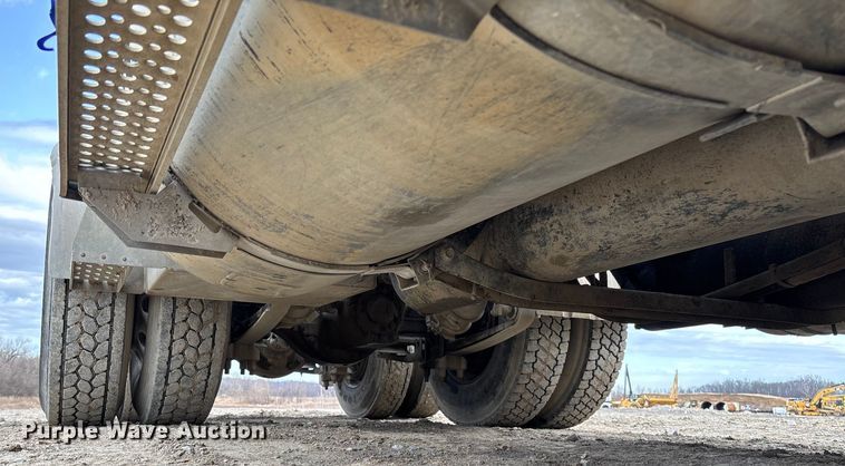 image for item FB3082 2005 International 9200i semi truck